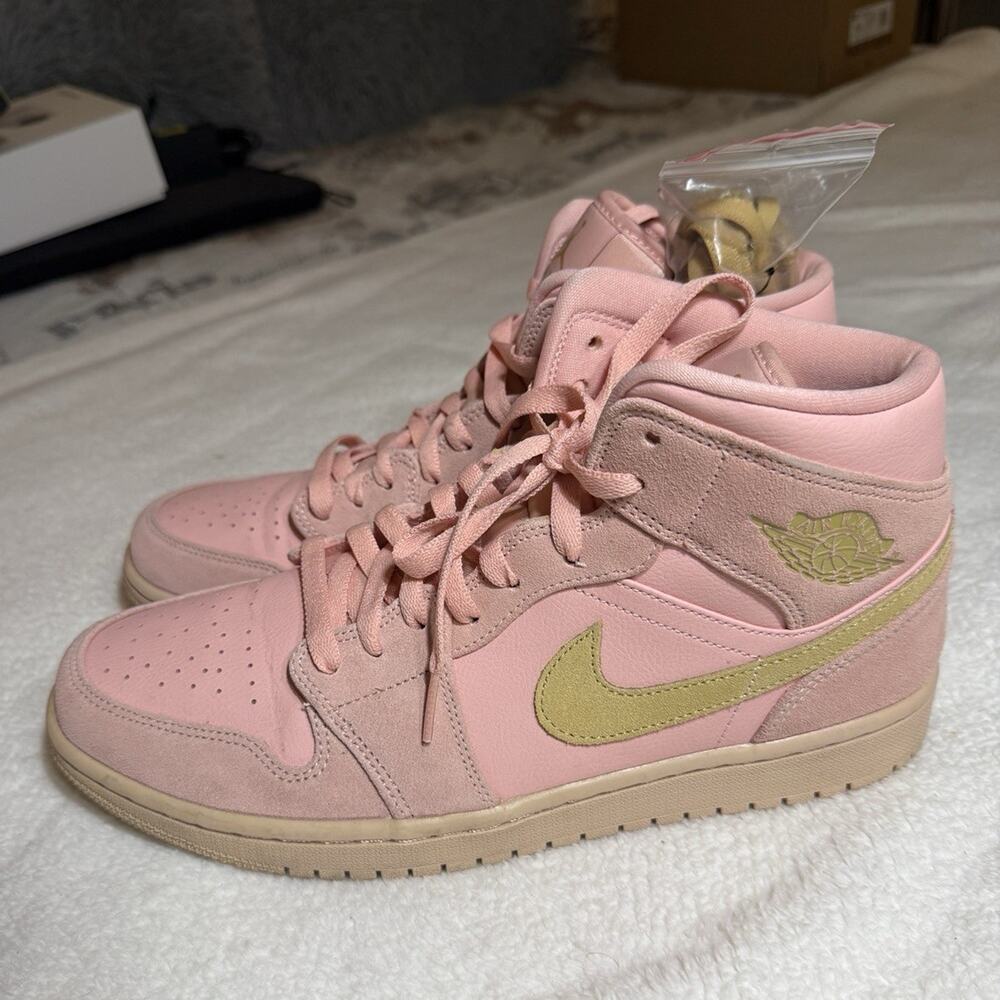 Jordan Air Jordan 1 Mid SE Coral Stardust/Club Gold Leather Sneaker 852542-600
